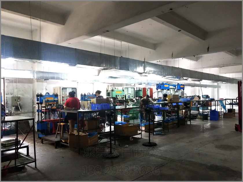 樟木頭吸盤廠車間降溫工程,環(huán)?？照{(diào),車間降溫,大型空調(diào),廠房降溫,潤東方環(huán)保空調(diào)